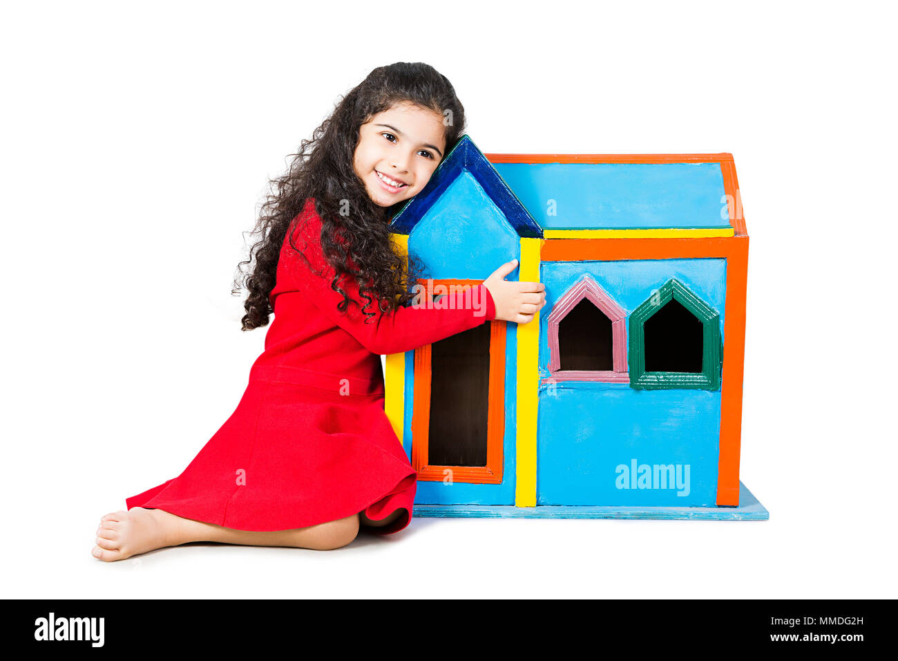 Una ragazza di capretto avvolgente Casa Dummy Dreaming nuova Casa Immobiliare Foto Stock