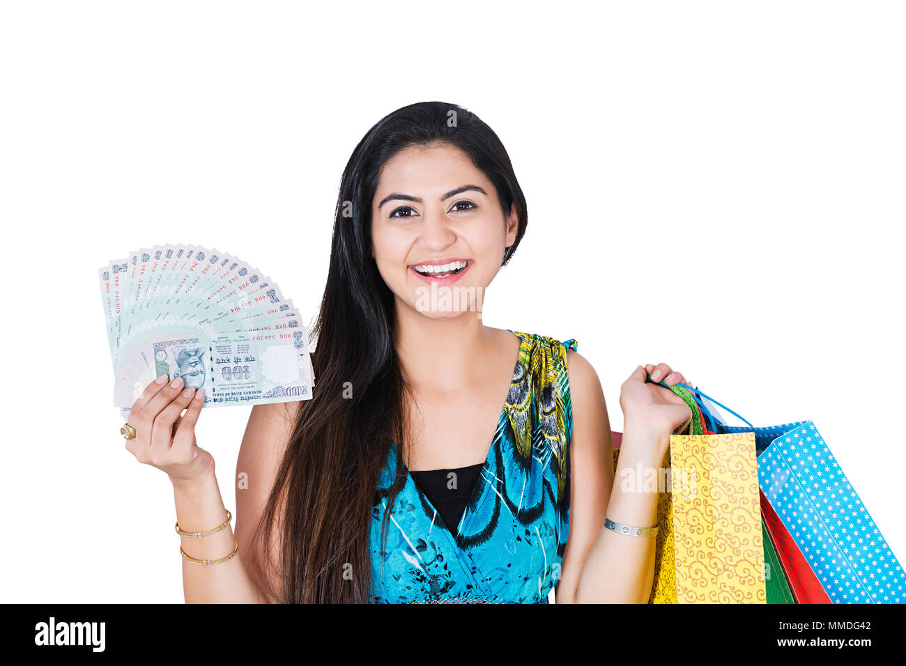 Una femmina holding shopping bags e mostrando il denaro di rupie convenienti Foto Stock