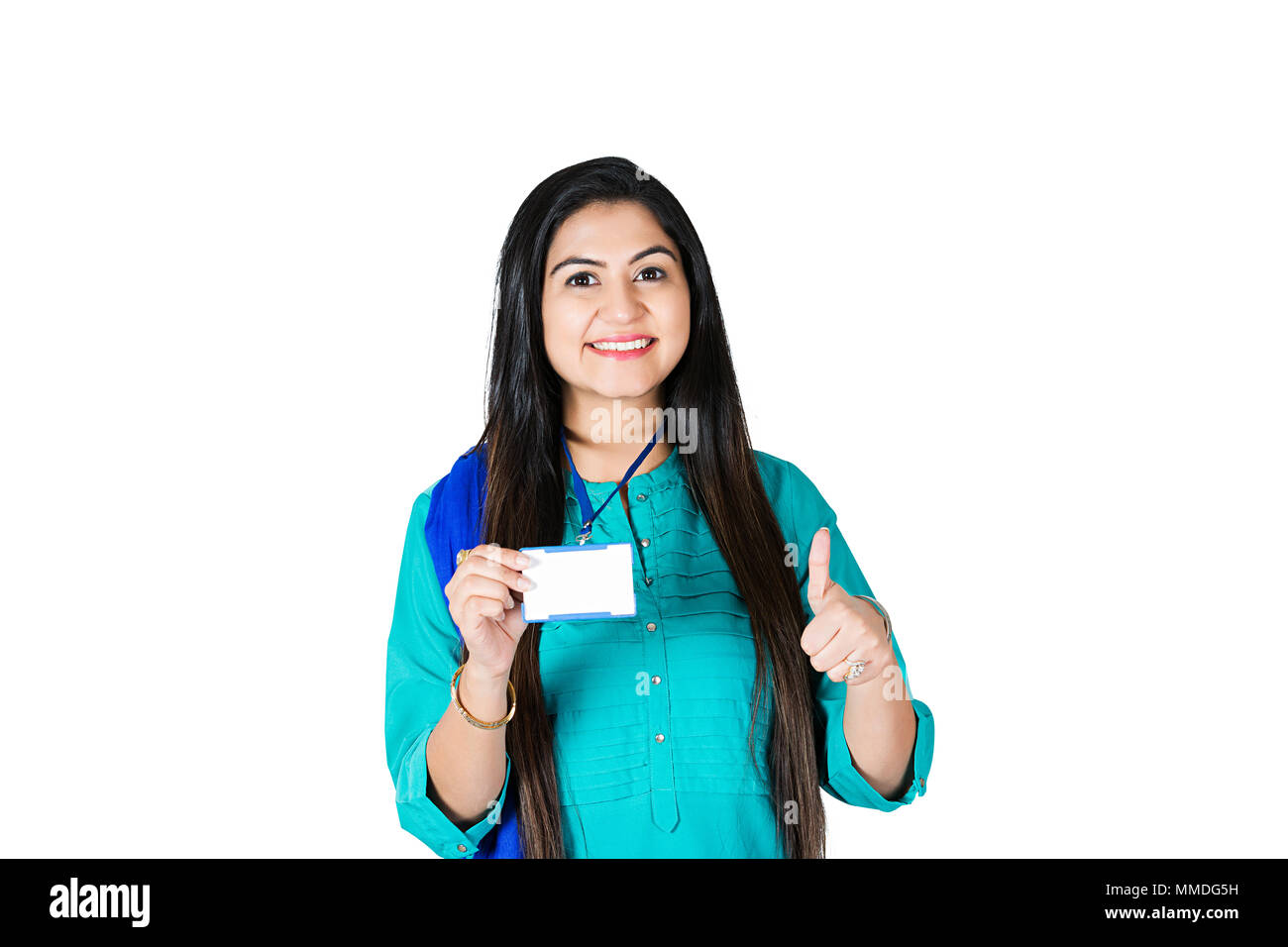 Una donna d'affari dipendente usura carta di identità che mostra pollice in su il successo Foto Stock