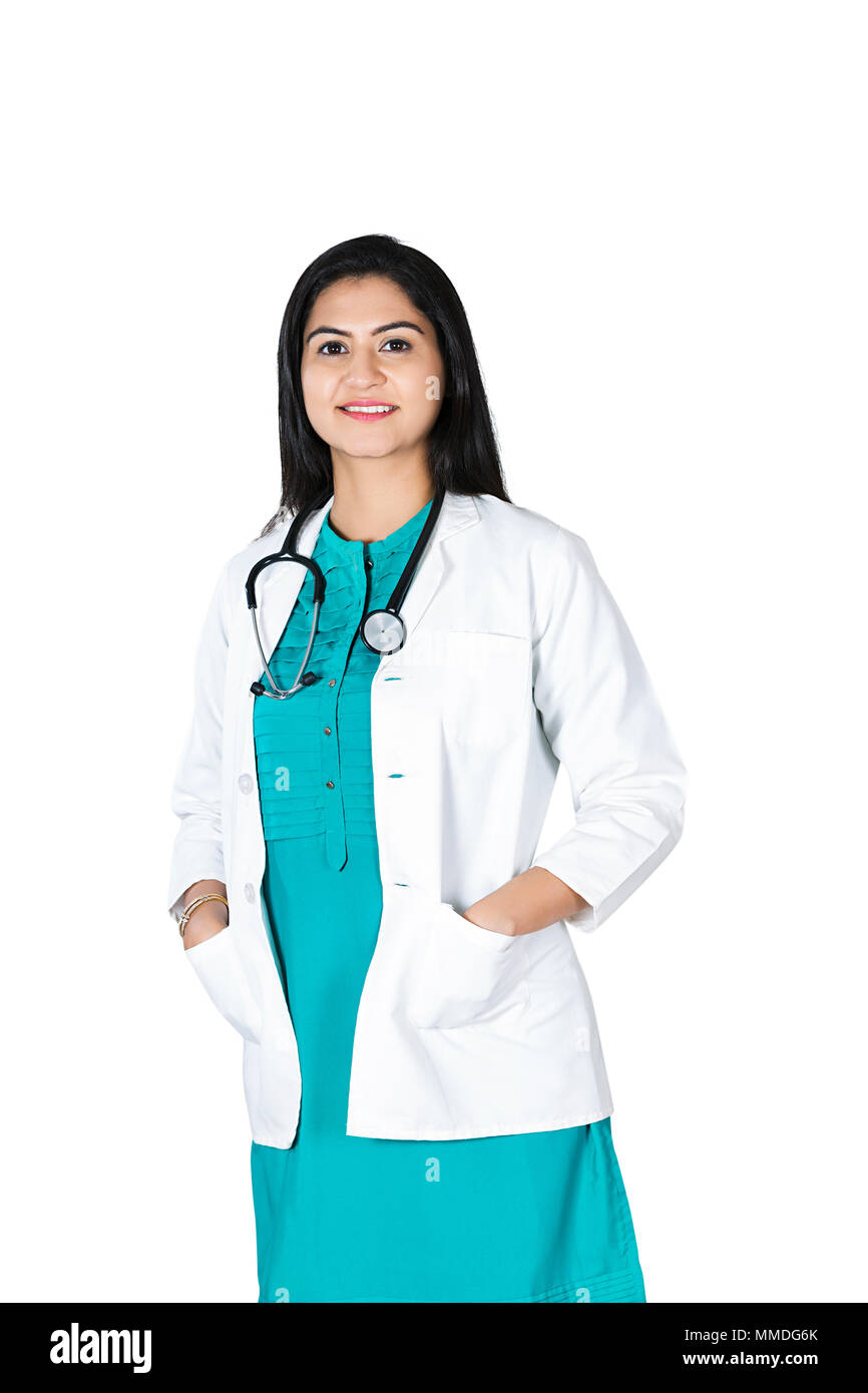 Una donna medico con le mani in tasca in piedi Studio Shot Foto Stock