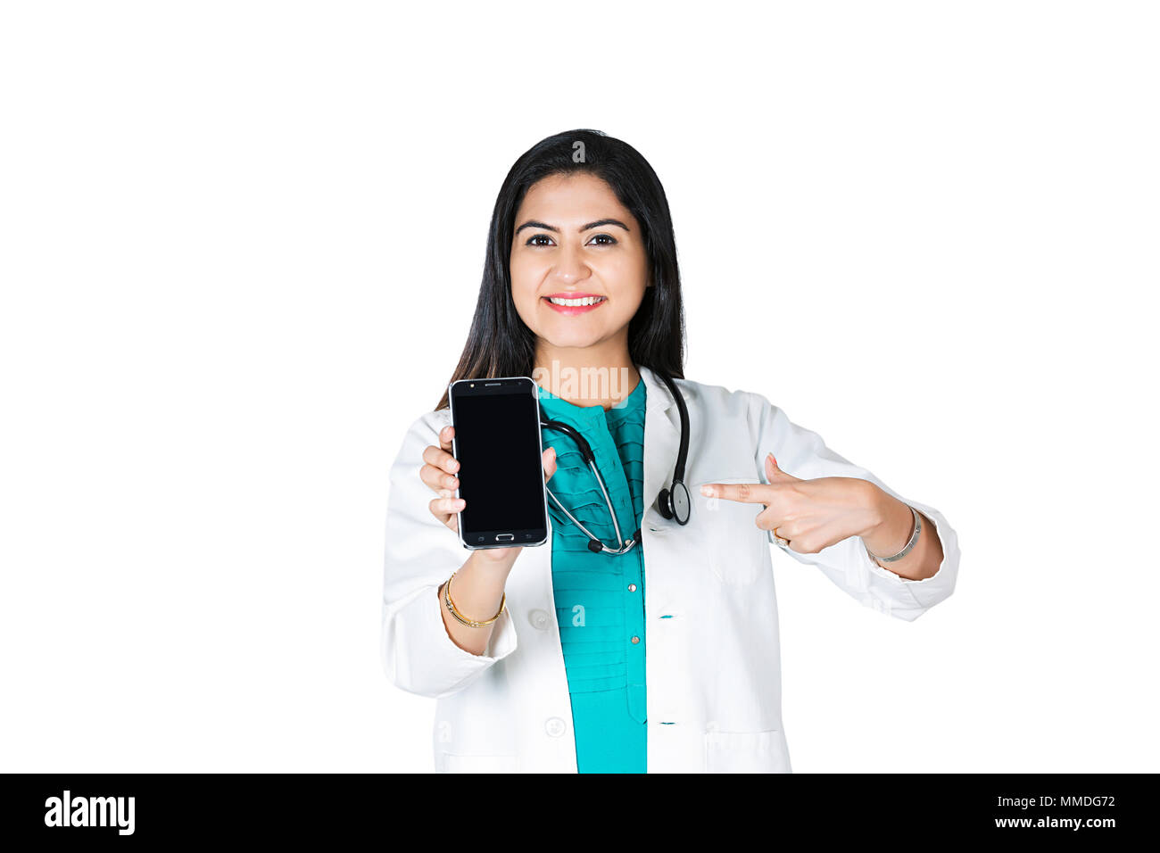 Una femmina medico tenendo Mobile-Phone di puntamento sullo schermo che mostra il dito Foto Stock