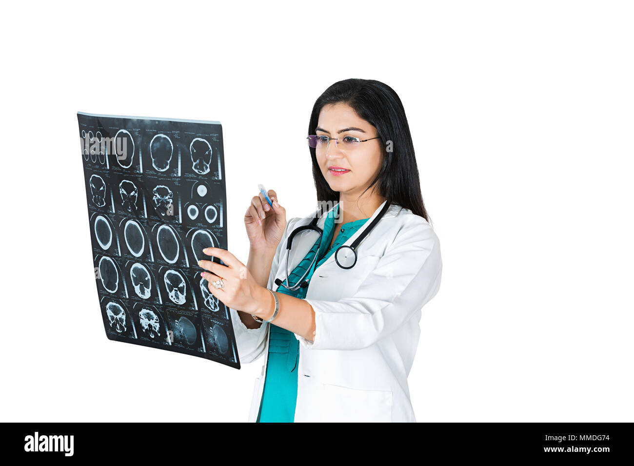 Un medico donna checkup x-ray Relazione della ct-scan cervello a-paziente Foto Stock