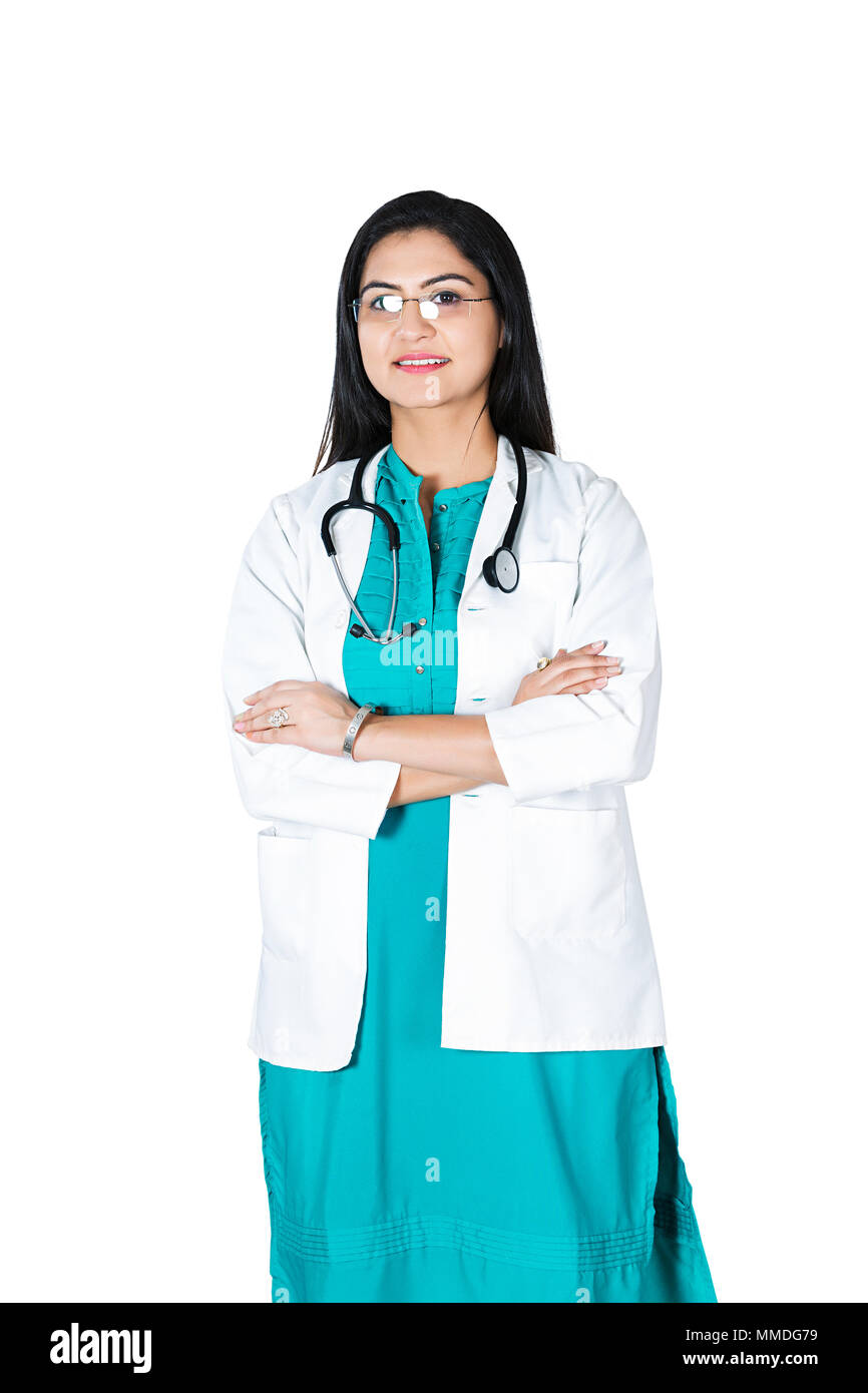 Una signora medico con bracci incrociati-sanitaria Sfondo bianco Foto Stock