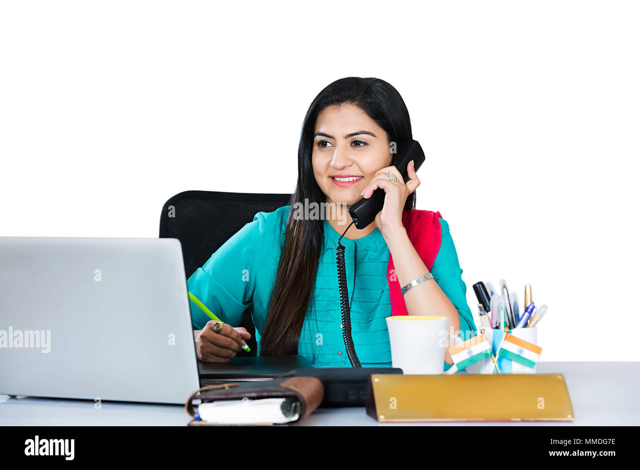 Una imprenditrice notebook dei dipendenti a lavorare e parlare per telefono cabina In-Office Foto Stock