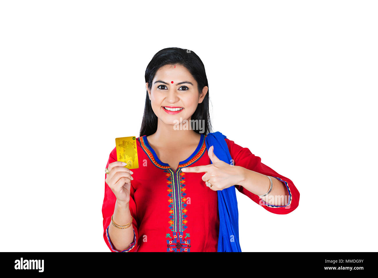 Ritratto di sorridere donna adulta puntare il dito che mostra una carta di debito Foto Stock