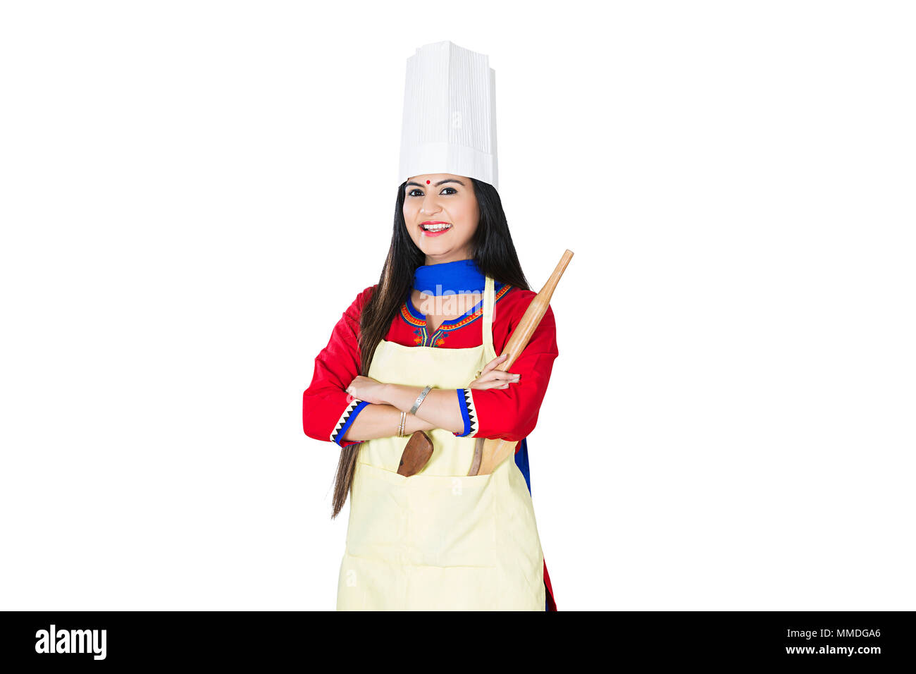 Donna che indossa un cappello chef in piedi con le braccia incrociate  tenendo una siviera Foto stock - Alamy