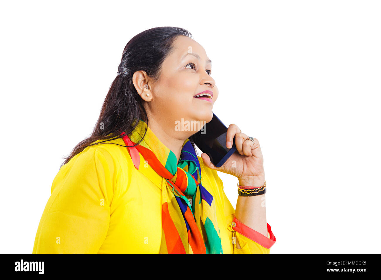 Sorridente una vecchia donna parlando al cellulare sorridente Studio Shot Foto Stock
