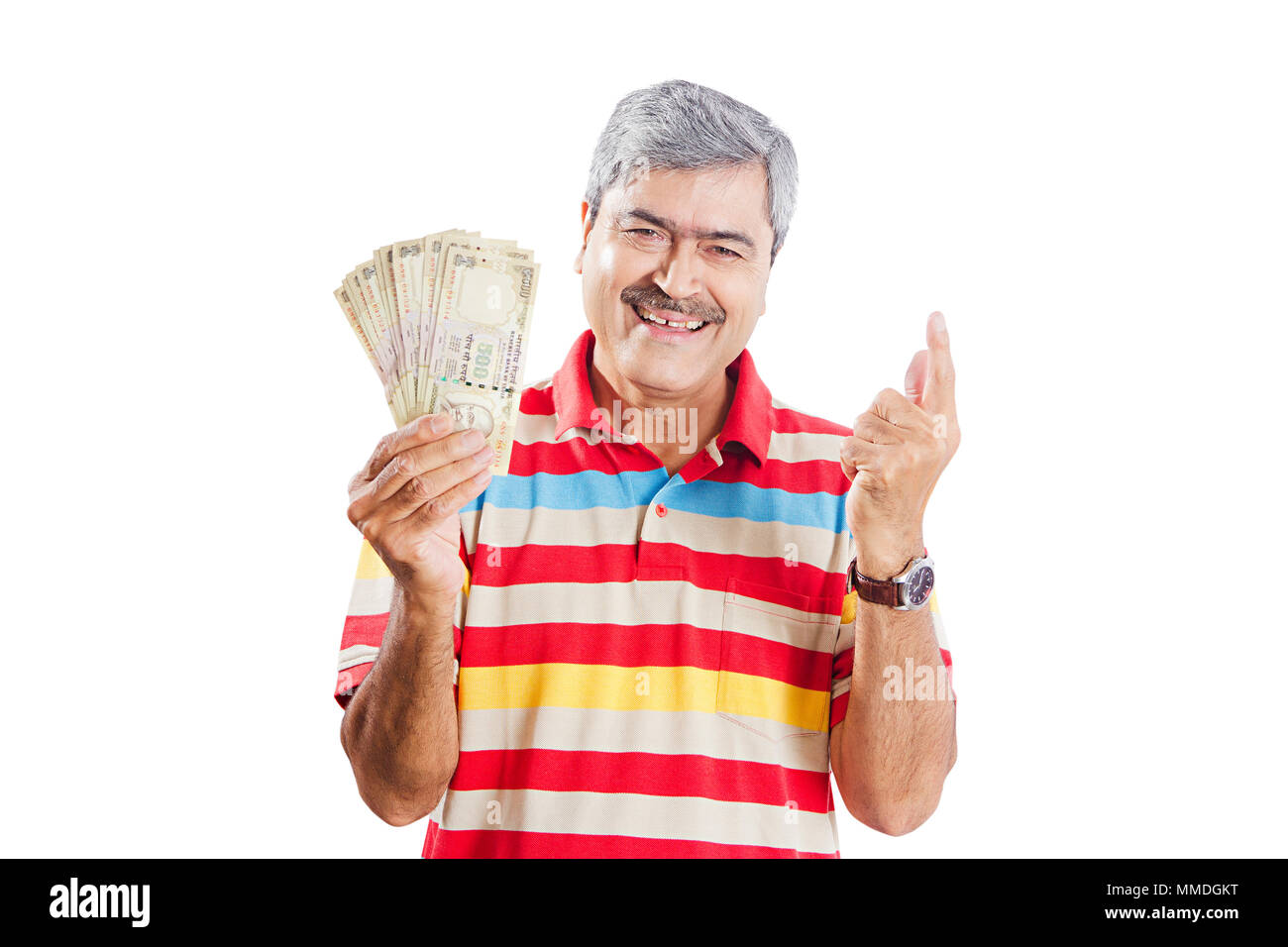 Un uomo anziano che mostra il denaro note Ruppe puntando il dito Money-Concept Foto Stock