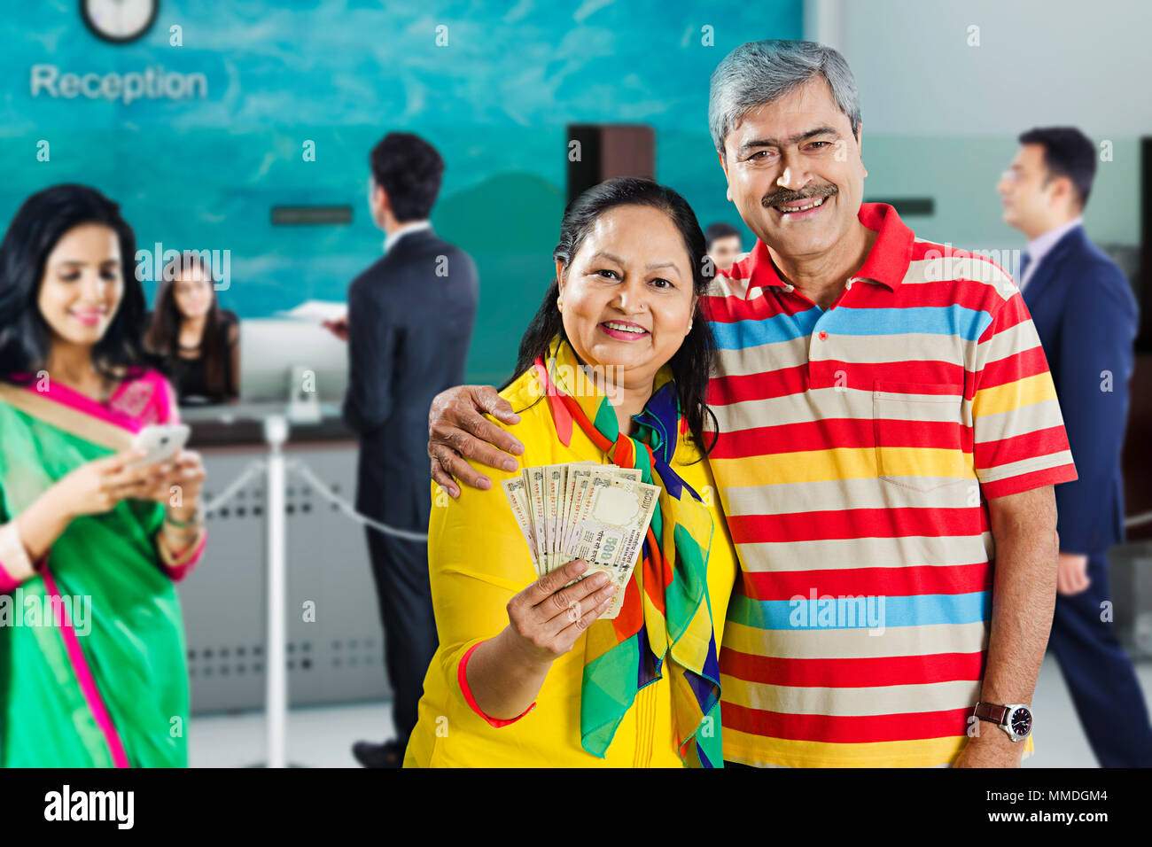 Due Old-Couple cliente mostrando le banconote denaro in banca a Banche e finanza Foto Stock