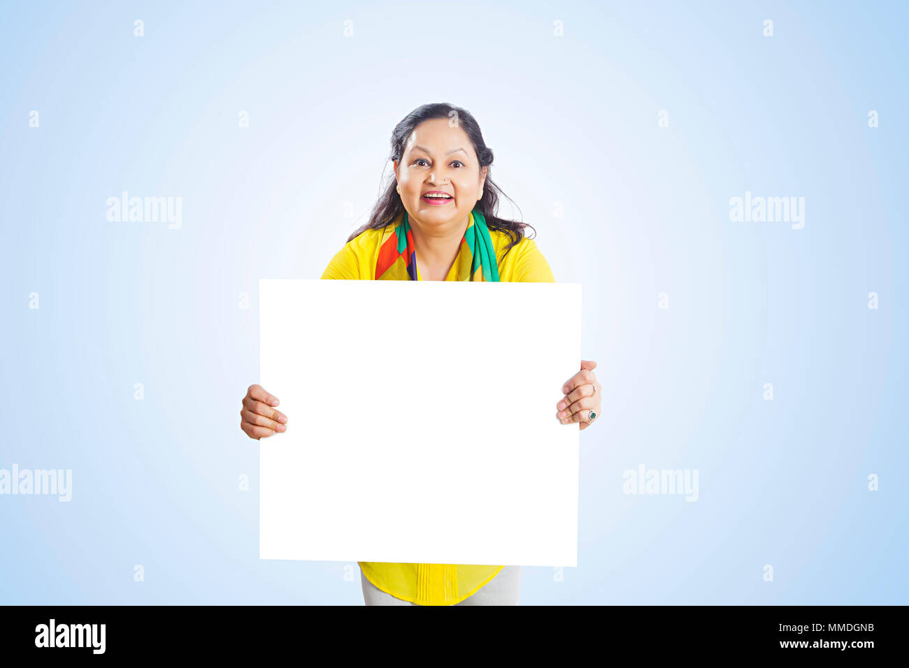 Un Senior donna mostra vuoto scheda bianca sorridente godere del divertimento Foto Stock