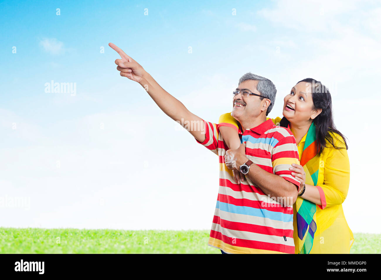 Senior Married-Couple romantica puntando il dito che mostra divertimento Godetevi Park Foto Stock