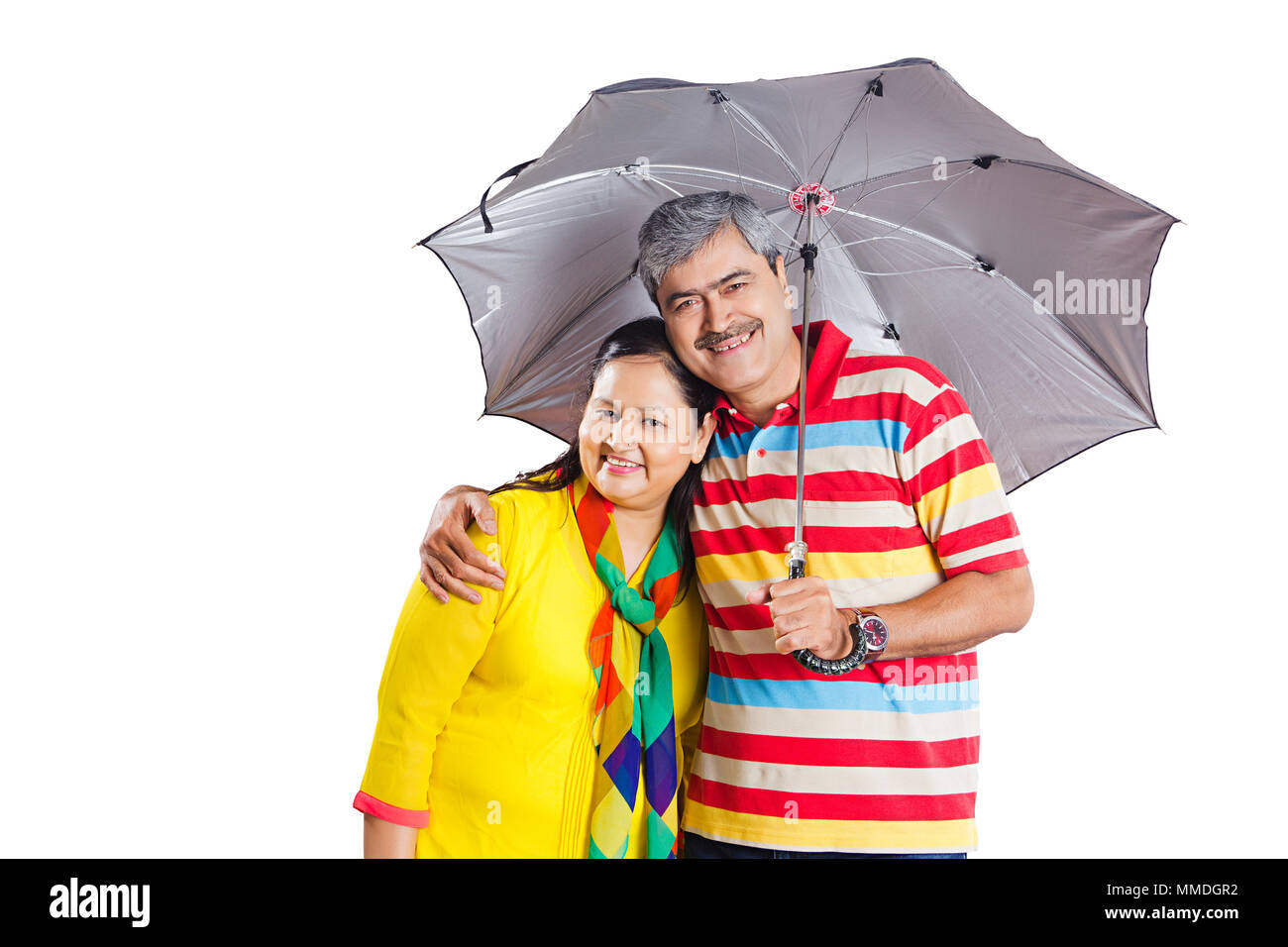 Happy 2 vecchia coppia in piedi insieme sotto l ombrello di protezione Rair Foto Stock