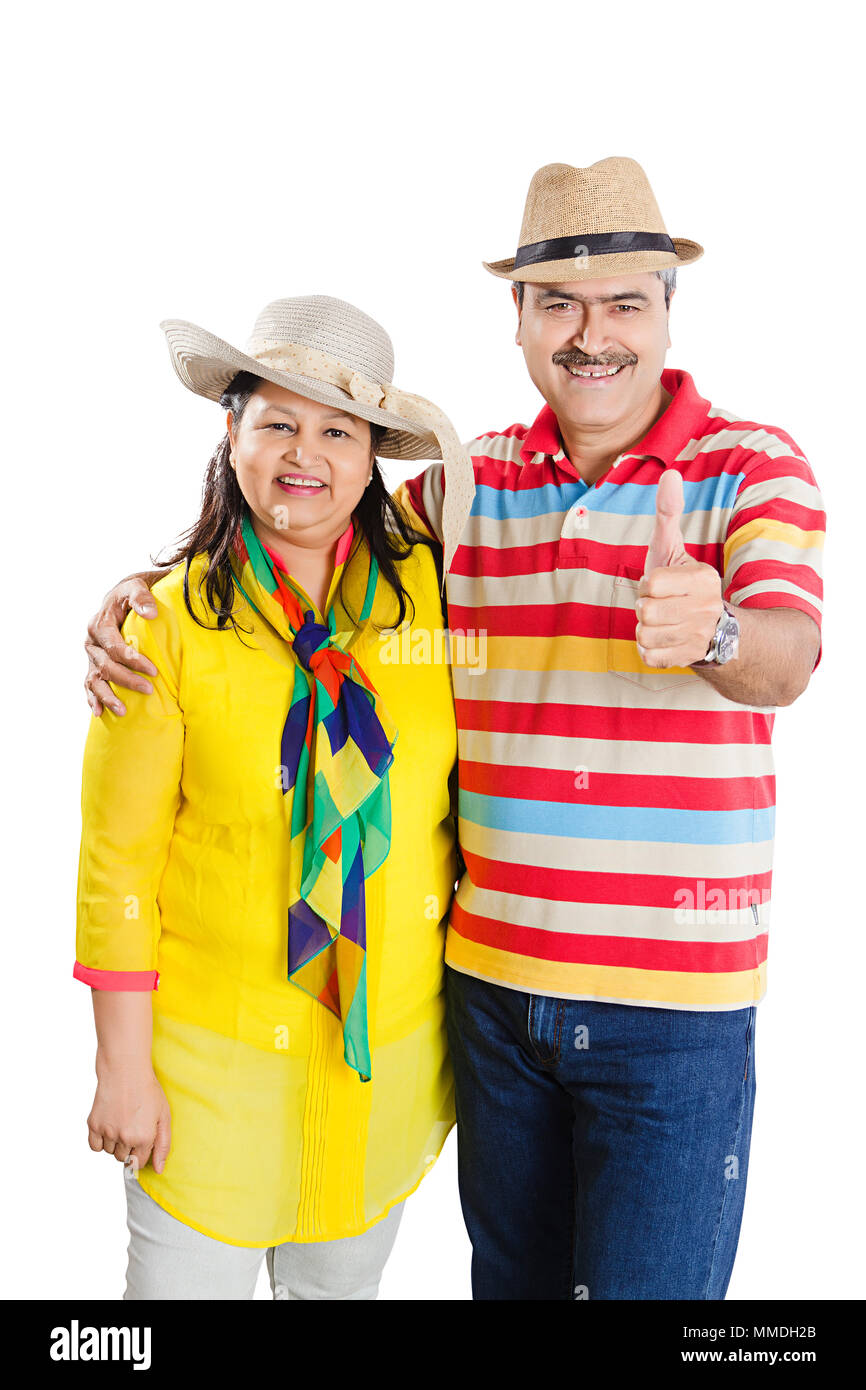 Sorridente Married-Couple Senior insieme indossando cappelli da cowboy che mostra Thumbs up Goodnews Foto Stock