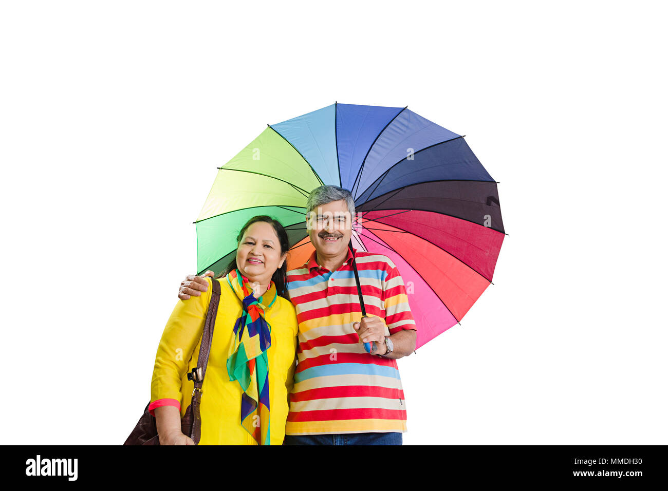 Felice vecchia coppia insieme sotto l ombrello godendo di godere del divertimento Foto Stock
