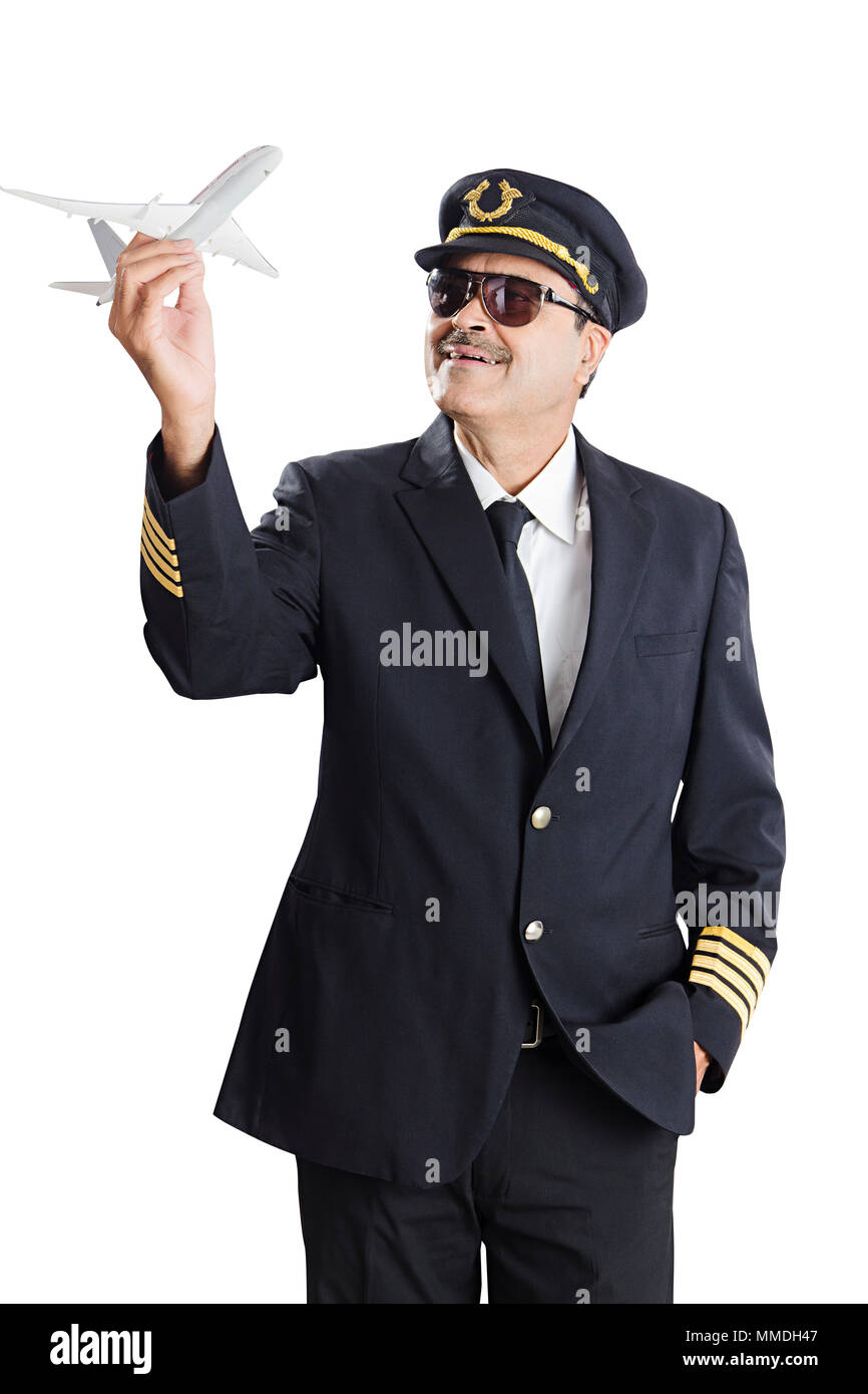 Un vecchio uomo azienda pilota aereo superiore angolo di volo in una mano Foto Stock