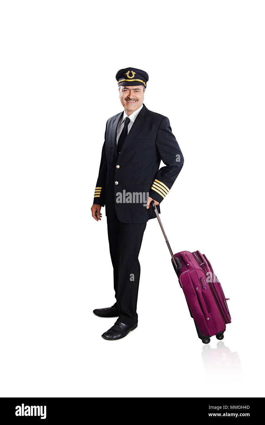 Sorridere un uomo anziano pilota di linea uniforme da indossare in piedi con la valigetta Foto Stock