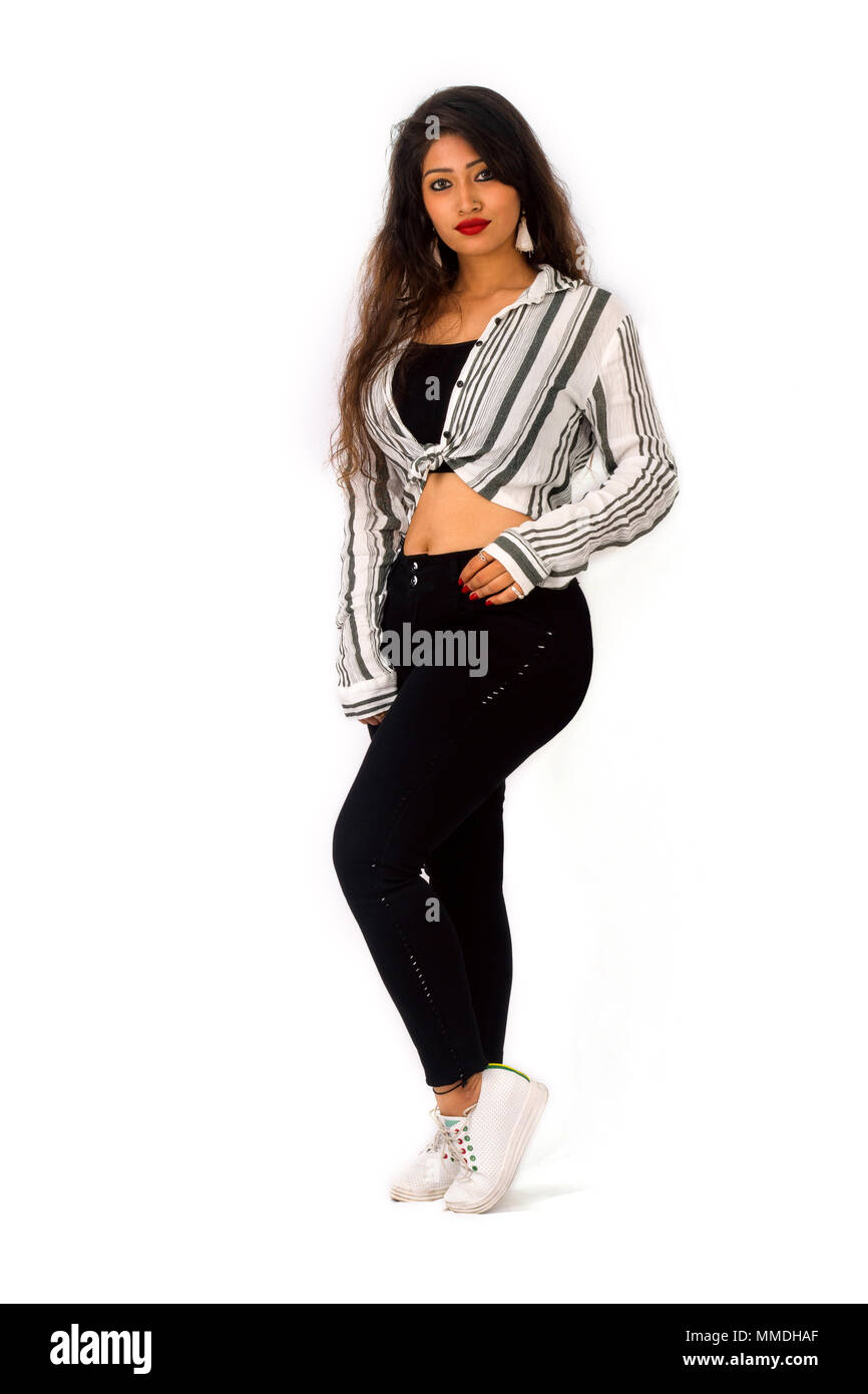 Donna elegante in breve top, pantaloni neri e bianco sneakers di fronte  alla fotocamera Foto stock - Alamy