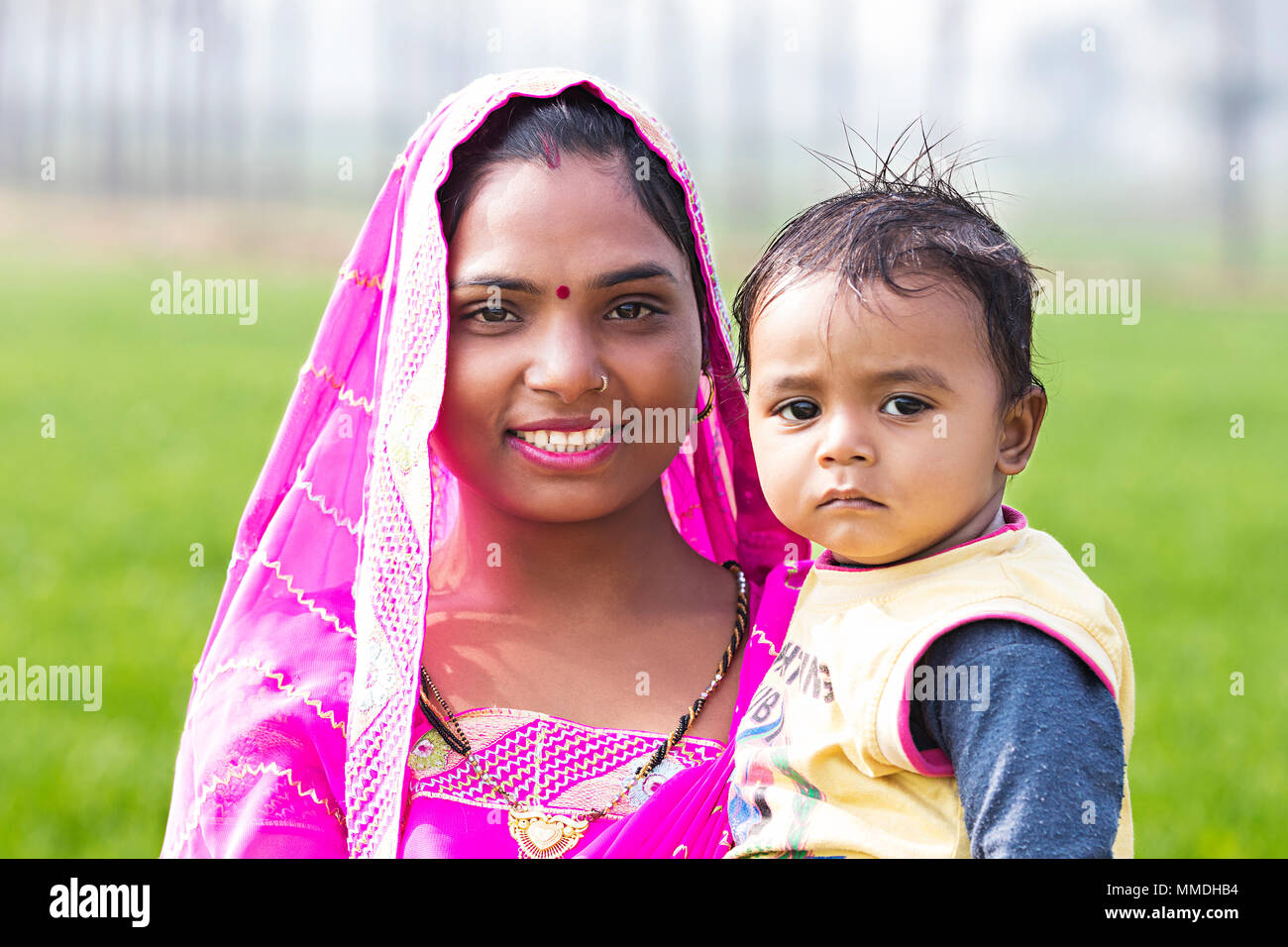 Due abitante di villaggio rurale di madre e bambino ragazzo permanente del villaggio di fattoria Foto Stock