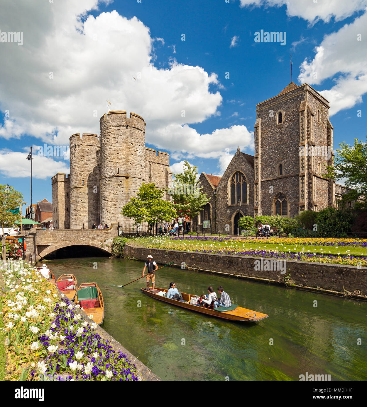 La scena di Canterbury con Westgate Towers la chiesa della Santa Croce e il fiume Stour. Foto Stock
