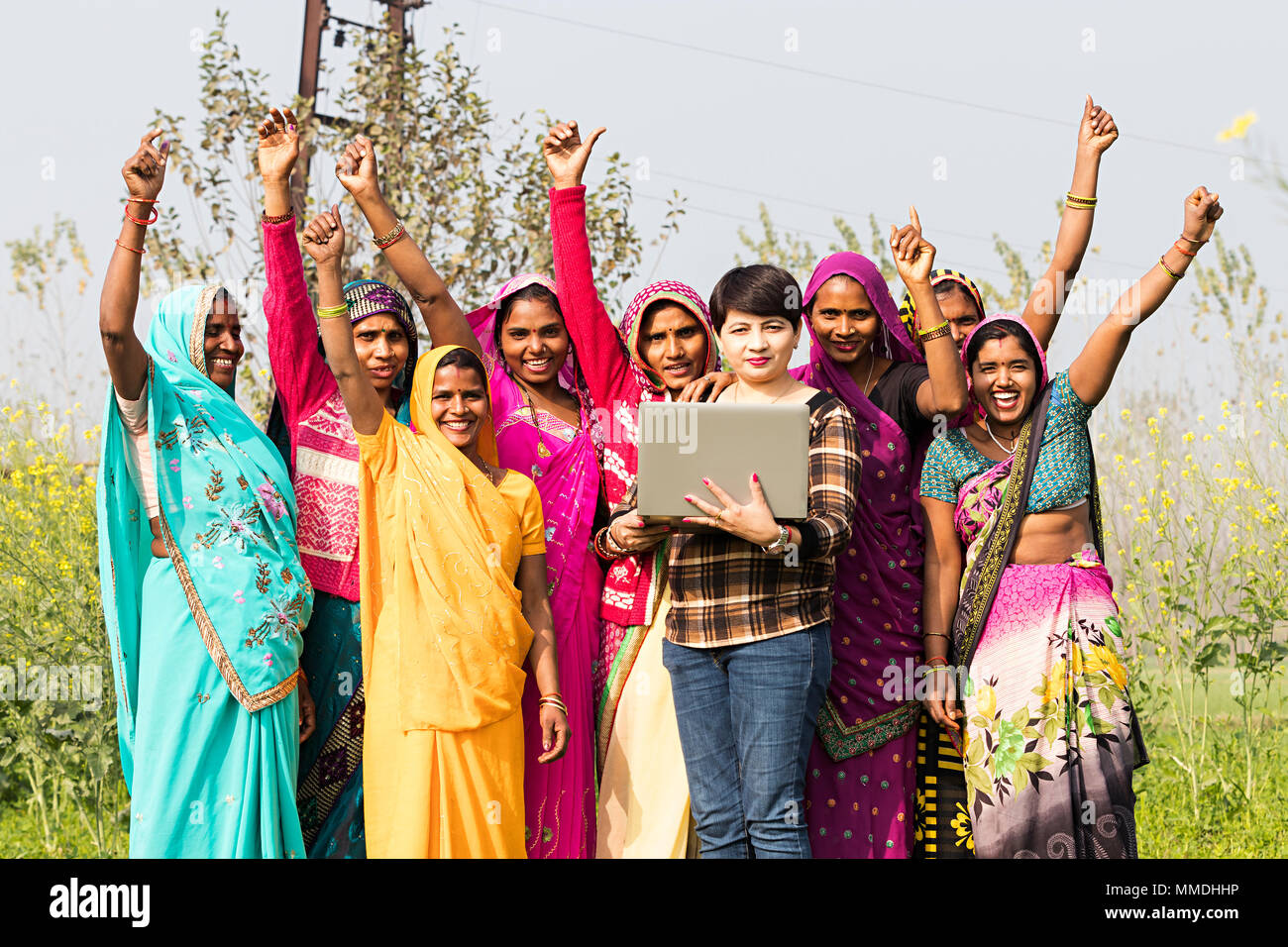 Gruppo Donne rurali e Advisor Laptop E-Learning Vittoria Field-Village di successo Foto Stock