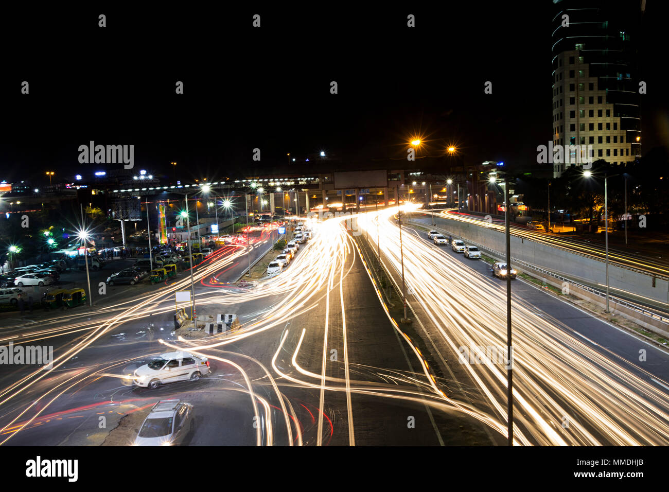 In rapido movimento di auto di notte il traffico stradale Mumbai India nessuno Foto Stock