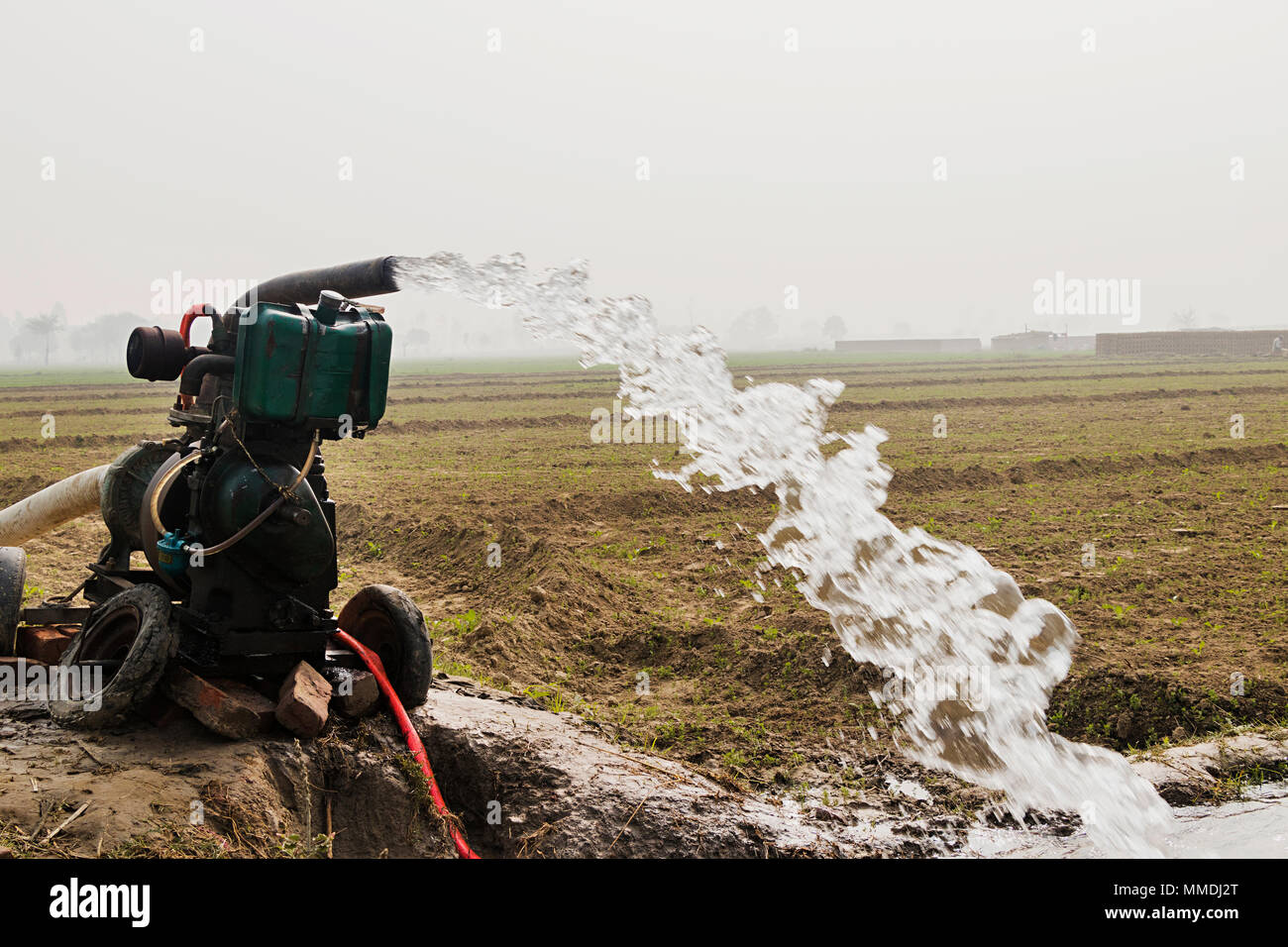 Il pompaggio di acqua da un tubewell nessuno in Uttar Pradesh foto Foto Stock