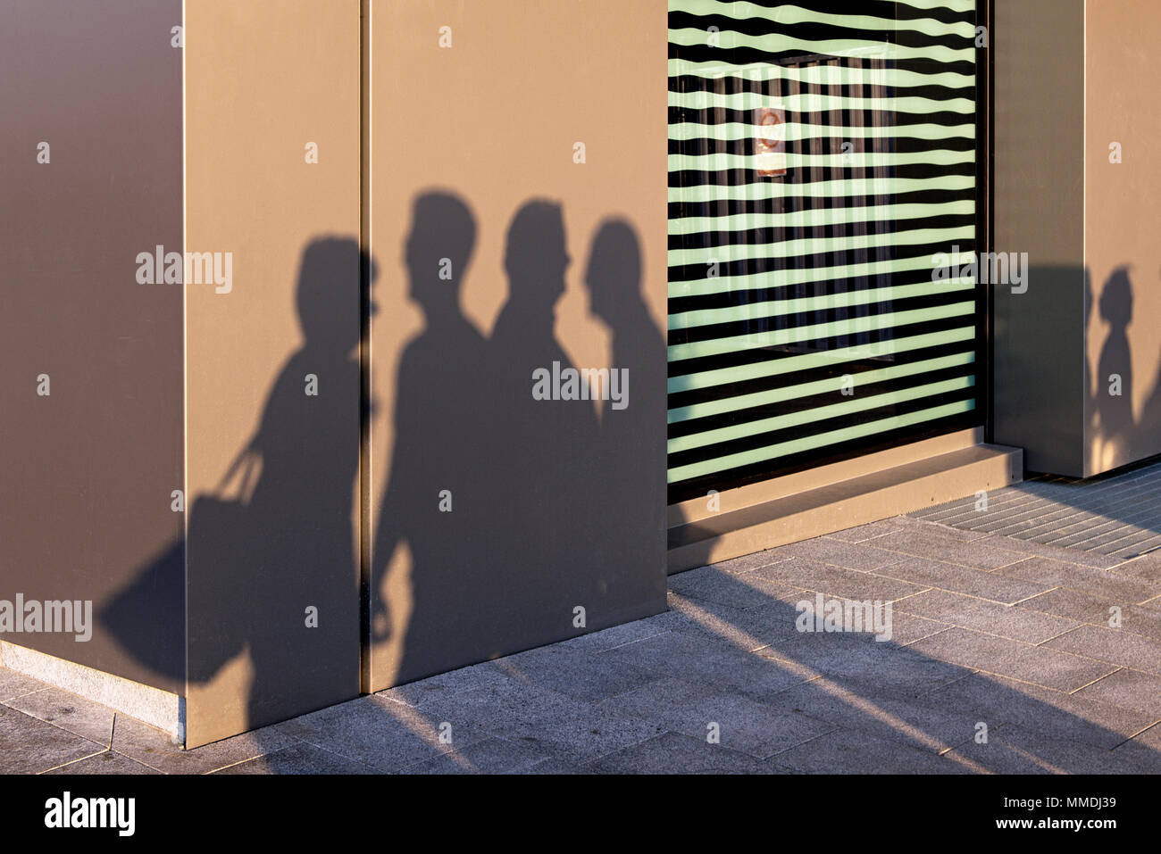 Ombre di persone sulla parete Foto Stock