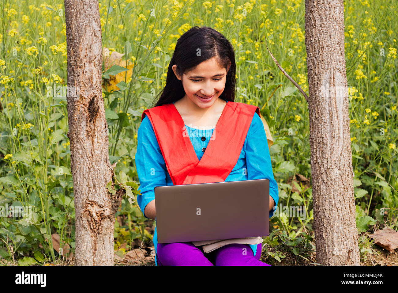 Abitante di villaggio rurale ragazza adolescente studente di college Laptop Istruzione Lavoro In-Farm Foto Stock