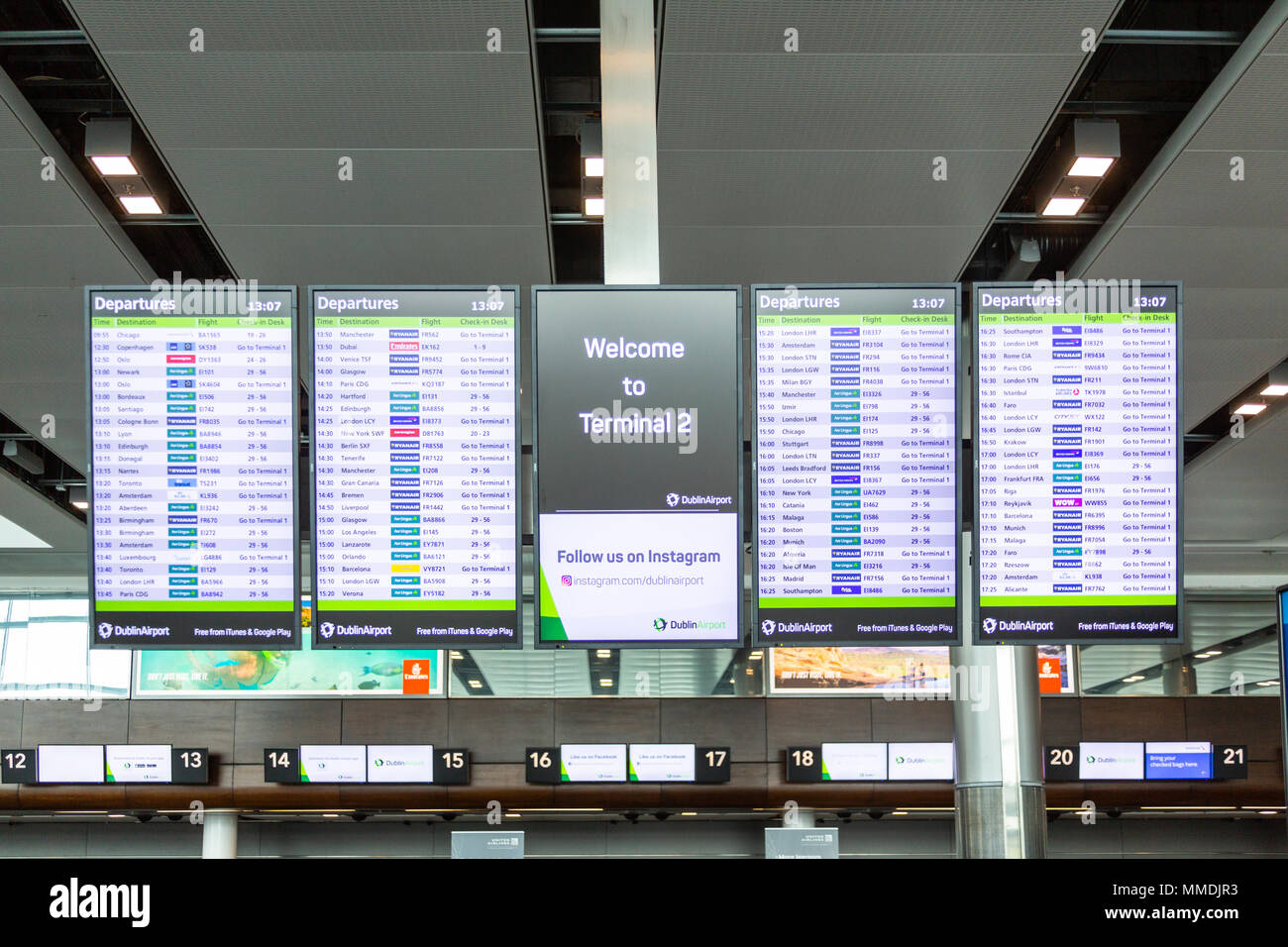Dublino, Irlanda - 8 Maggio 2018: Il nuovo Terminal 2 dell'aeroporto di Dublino in Irlanda. Le informazioni di volo su schermi di overhead. Foto Stock