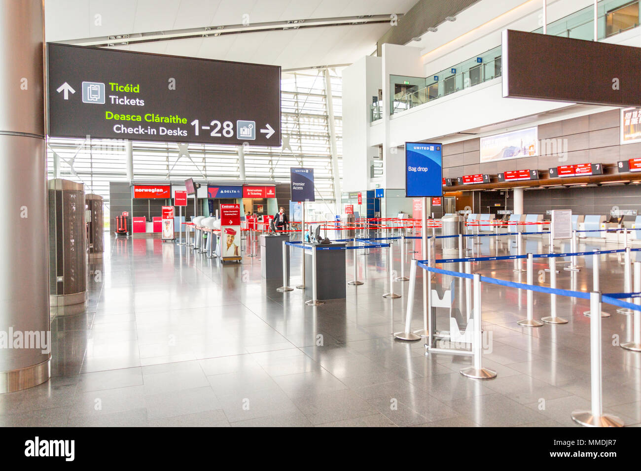 Dublino, Irlanda - 8 Maggio 2018: Il nuovo Terminal 2 dell'aeroporto di Dublino in Irlanda. Il passeggero di digital signage e corsie. Foto Stock