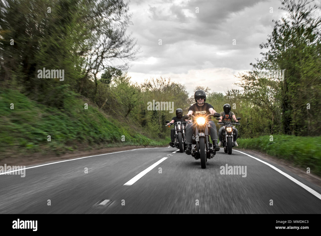 Motociclisti sulla strada. Moto Club fuori per un giro in Inghilterra Foto Stock