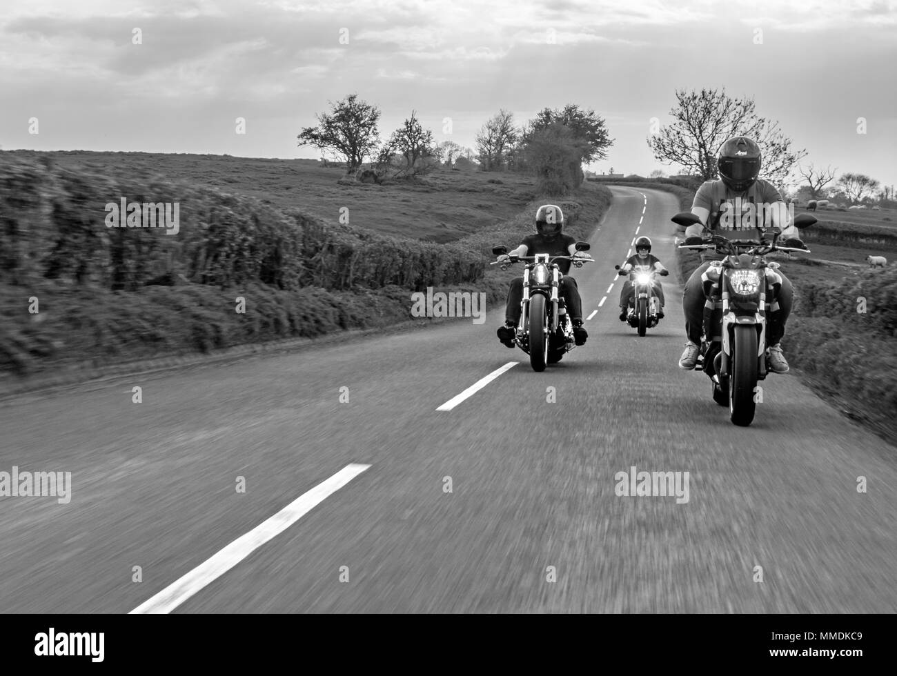 Motociclisti sulla strada. Moto Club fuori per un giro in Inghilterra Foto Stock
