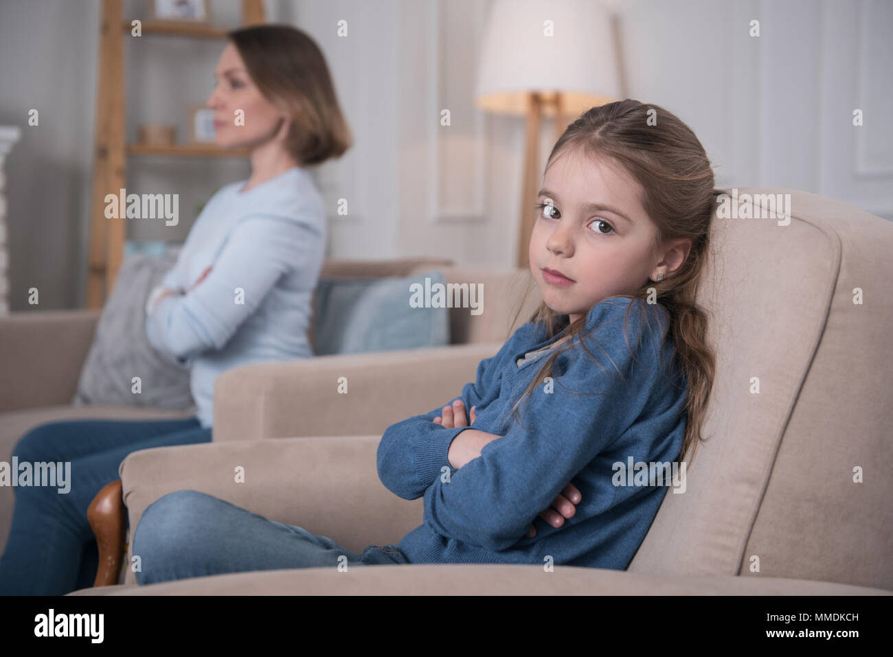 Triste ragazza seduta sul lettino Foto Stock