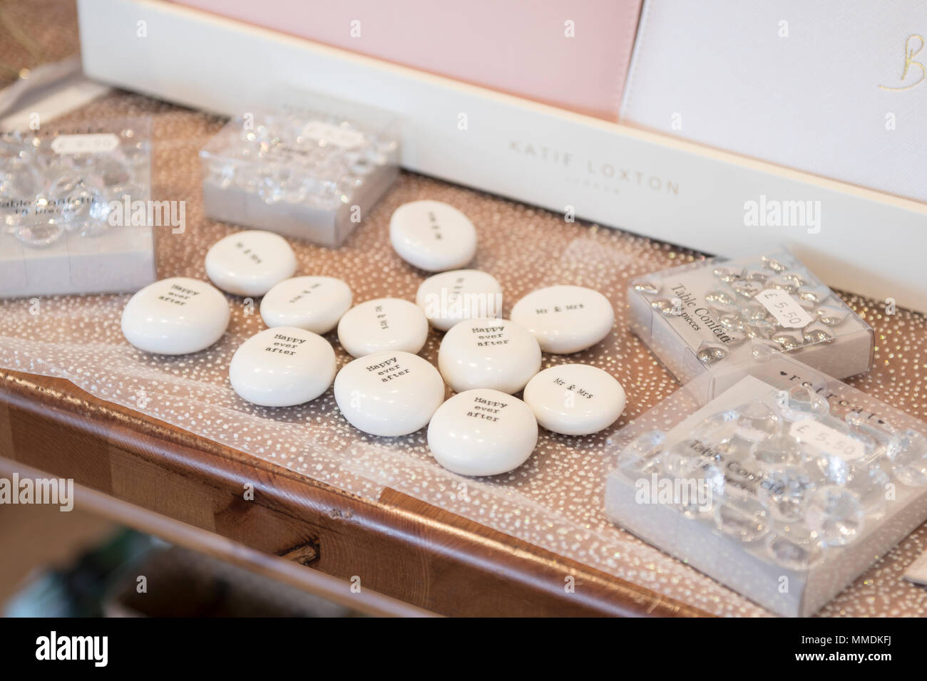 Negozio di articoli da regalo pieno di accessori e decorazioni home Foto Stock