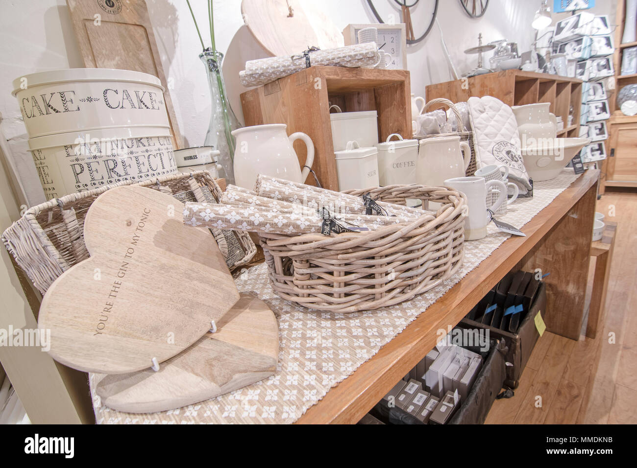 Negozio di articoli da regalo pieno di accessori e decorazioni home Foto Stock