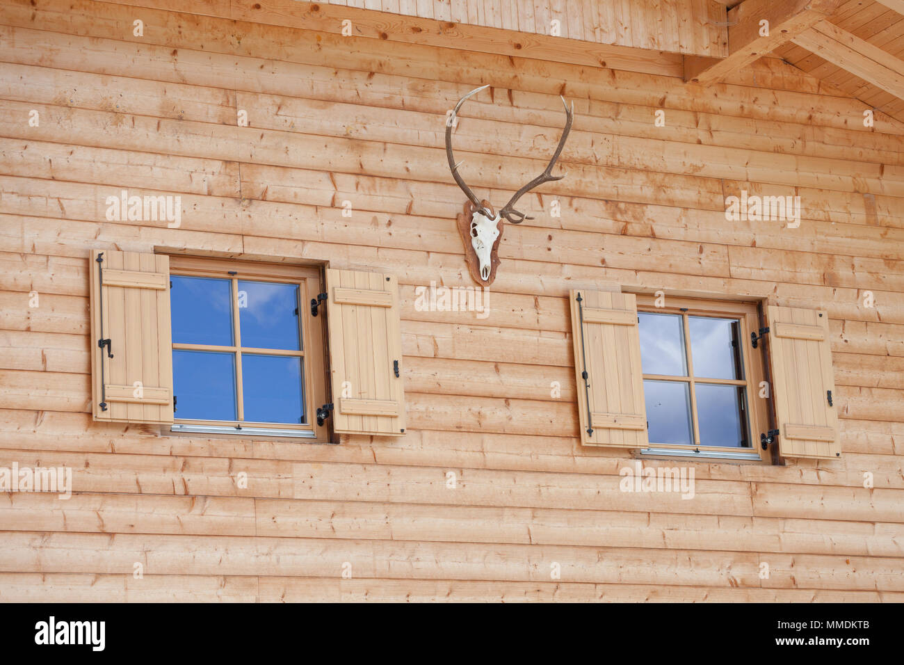 Esterno la parete in legno da un nuovo italiano casa di montagna in Sout tirol Foto Stock