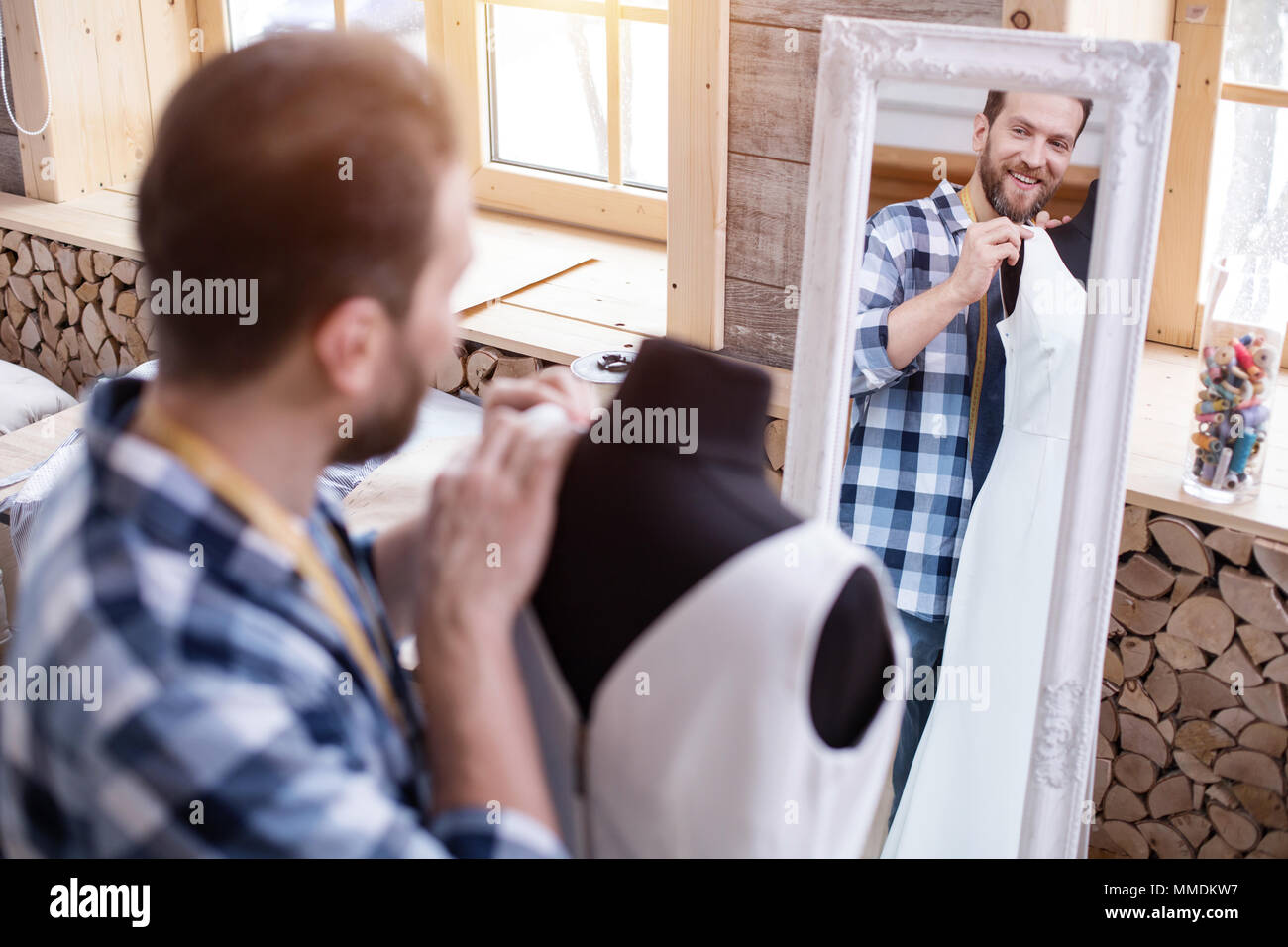 Maschio di gioiosa couturier indumento di regolazione Foto Stock