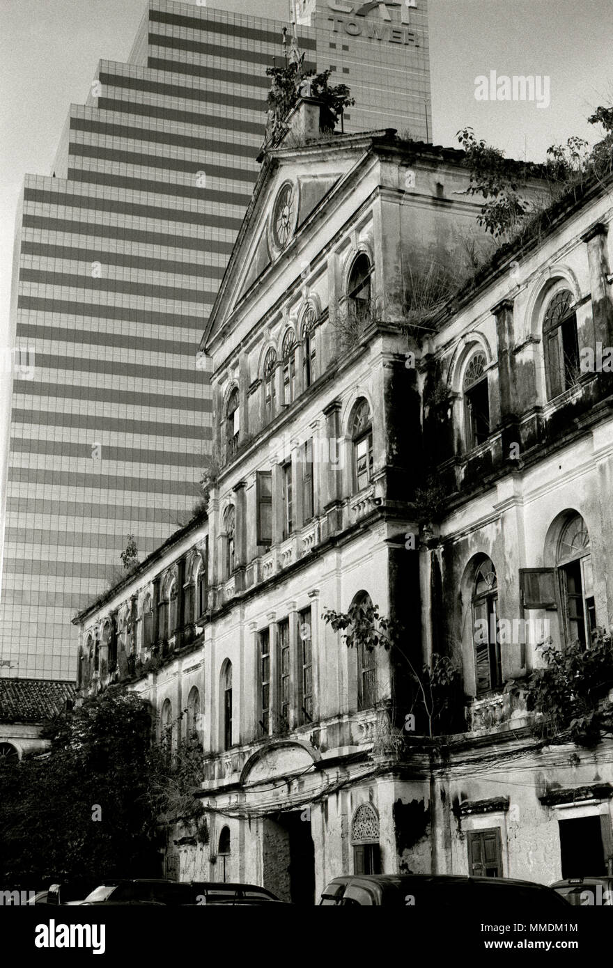 La vecchia casa doganale edificio di fronte il gatto di casa doganale a Bangkok in Tailandia in Asia del sud-est in Estremo Oriente. La storia coloniale di architettura B&W Foto Stock