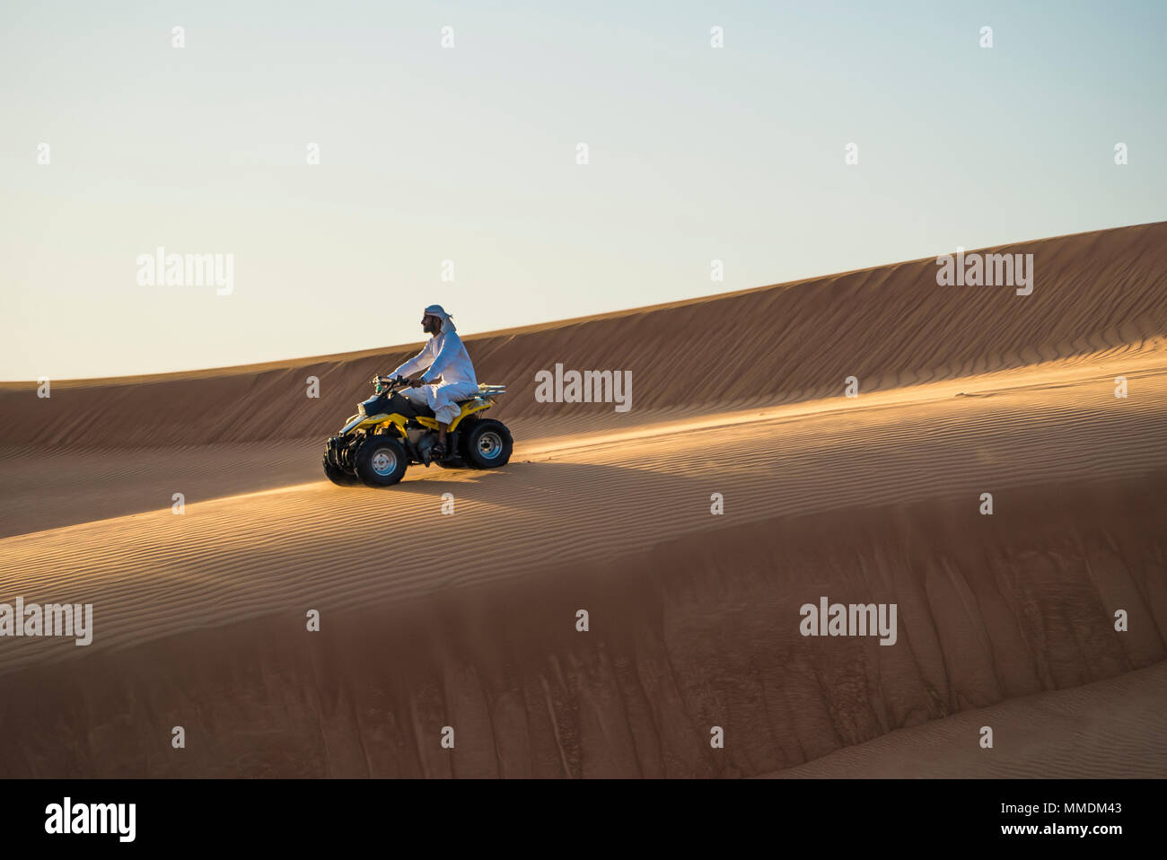 Il vecchio uomo che cavalca moto quad nel deserto Foto Stock