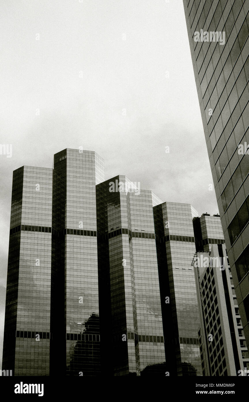 Corporate architettura moderna in Silom a Bangkok in Tailandia in Asia del sud-est in Estremo Oriente. Blocco ufficio Business edificio modernità Travel B&W Foto Stock