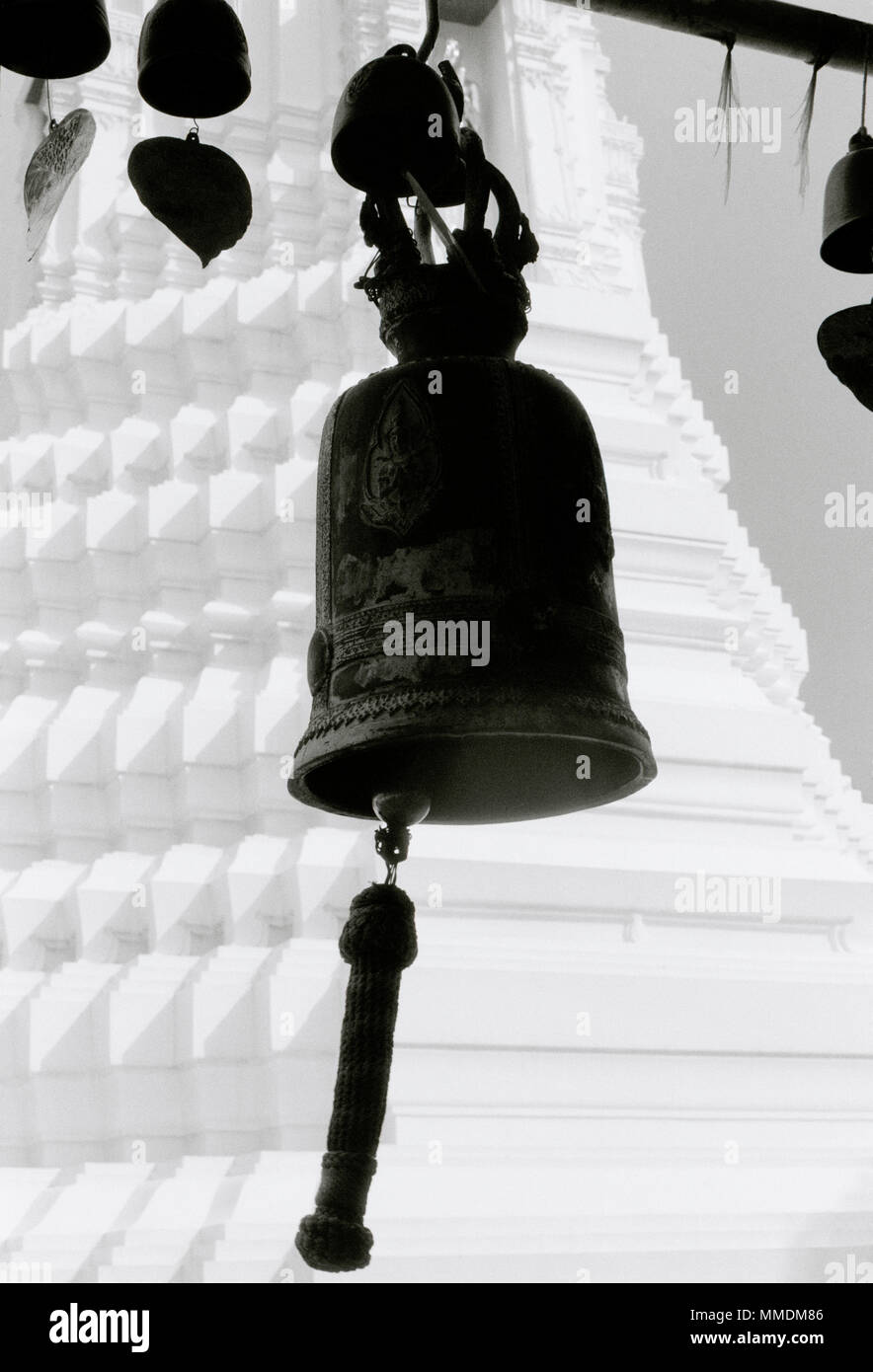 Campana del tempio presso la pagoda presso il Tempio della campana Wat Rakhang Kositaram Woramahavihan sulle rive del Fiume Chao Pharaya fiume a Bangkok in Tailandia Foto Stock