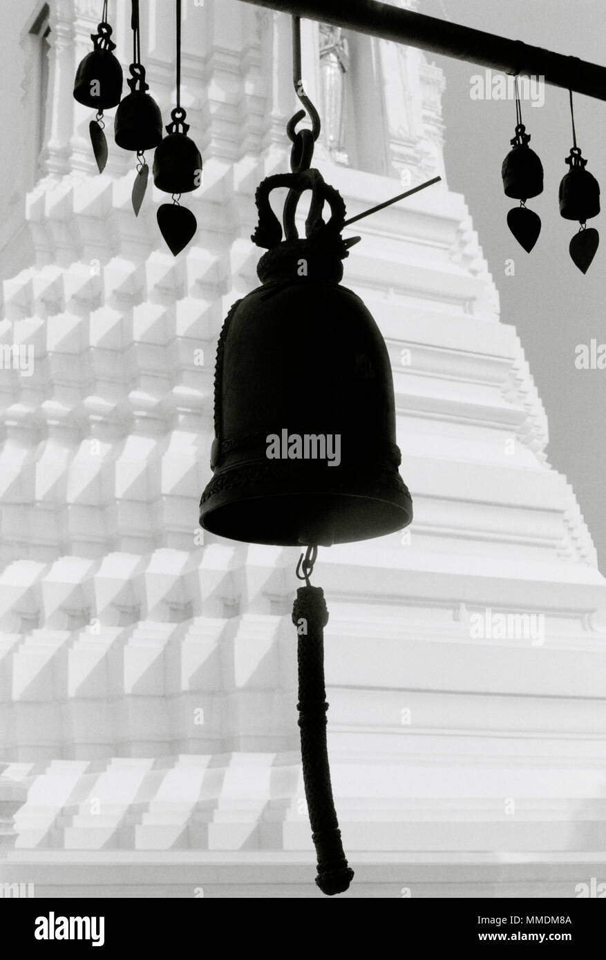 Campana del tempio presso la pagoda presso il Tempio della campana Wat Rakhang Kositaram Woramahavihan sulle rive del Fiume Chao Pharaya fiume a Bangkok in Tailandia Foto Stock