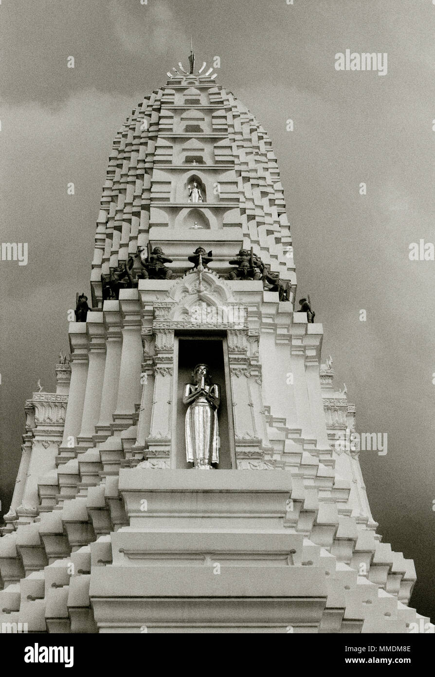 Pagoda presso il tempio buddista della campana - Wat Rakhang Kositaram Woramahavihan a Bangkok in Tailandia in Asia del sud-est in Estremo Oriente. Il Buddismo del Buddha Foto Stock