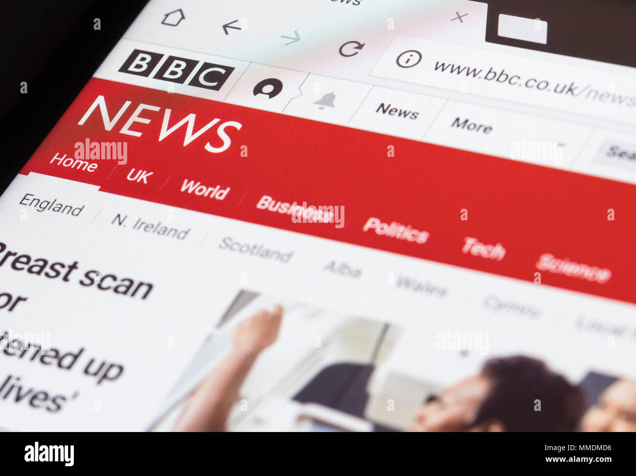 La lettura della BBC news del sito web su un tablet. Foto Stock