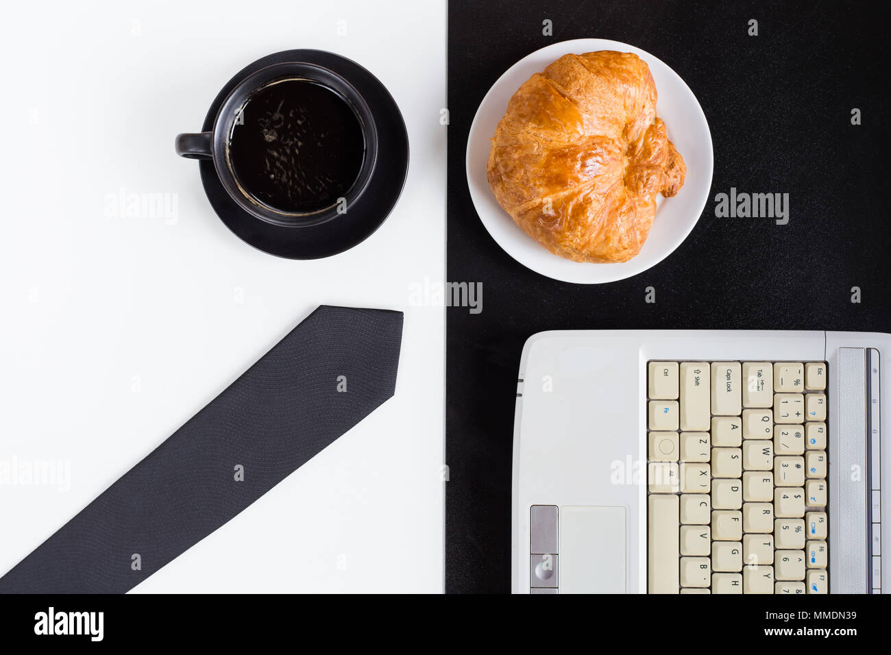 Lay piatto del giorno di mattina per la concezione di business , un caffè e un croissant e cravatta e notebook Foto Stock