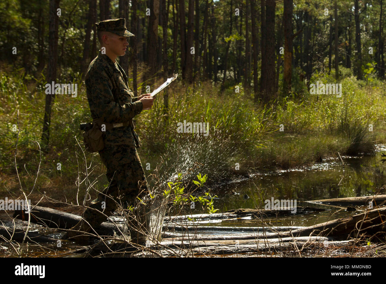 Un U.S. Marine Corps reclutare con Mike azienda,3° Battaglione, reclutamento di formazione reggimento, attraversare un fiume a Elliot's Beach in Marine Corps reclutare Depot, Parris Island, S.C., 16 ottobre 2017. La Terra corso di navigazione si verifica nella terza fase di reclutamento di formazione. (U.S. Marine Corps Photo by Lance Cpl. Yamil Casarreal) Foto Stock
