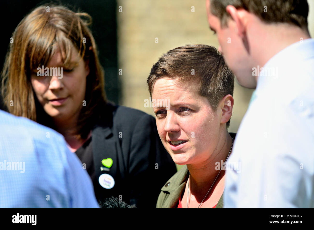 Kirsty Blackman MP (SNP: Aberdeen North) essendo intervistato su College Green, Westminster. (Jess Phillips MP in background) Foto Stock
