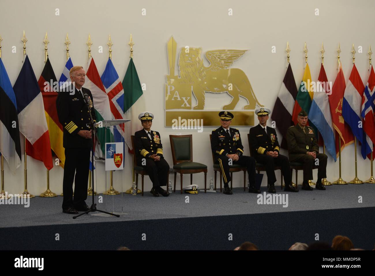 171020-N-WO404-262 napoli, Italia (ott. 20, 2017) Adm. James Foggo III offre un commento durante un cambio del comando cerimonia tenutasi alla Allied Joint Force Command auditorium di napoli, Italia. Durante la cerimonia, Foggo alleviato Adm. Michelle Howard come comandante, Allied Comando interforze di Napoli e comandante, U.S. Forze Navali. Europa-Africa Stati Uniti Forze Navali, Europa-Africa con sede a Napoli, Italia, sovrintende il giunto e operazioni navali, spesso di concerto con allied, articolari e tra le agenzie partner, per consentire rapporti duraturi e aumentare la vigilanza e la resilienza in Europa e in Africa Foto Stock