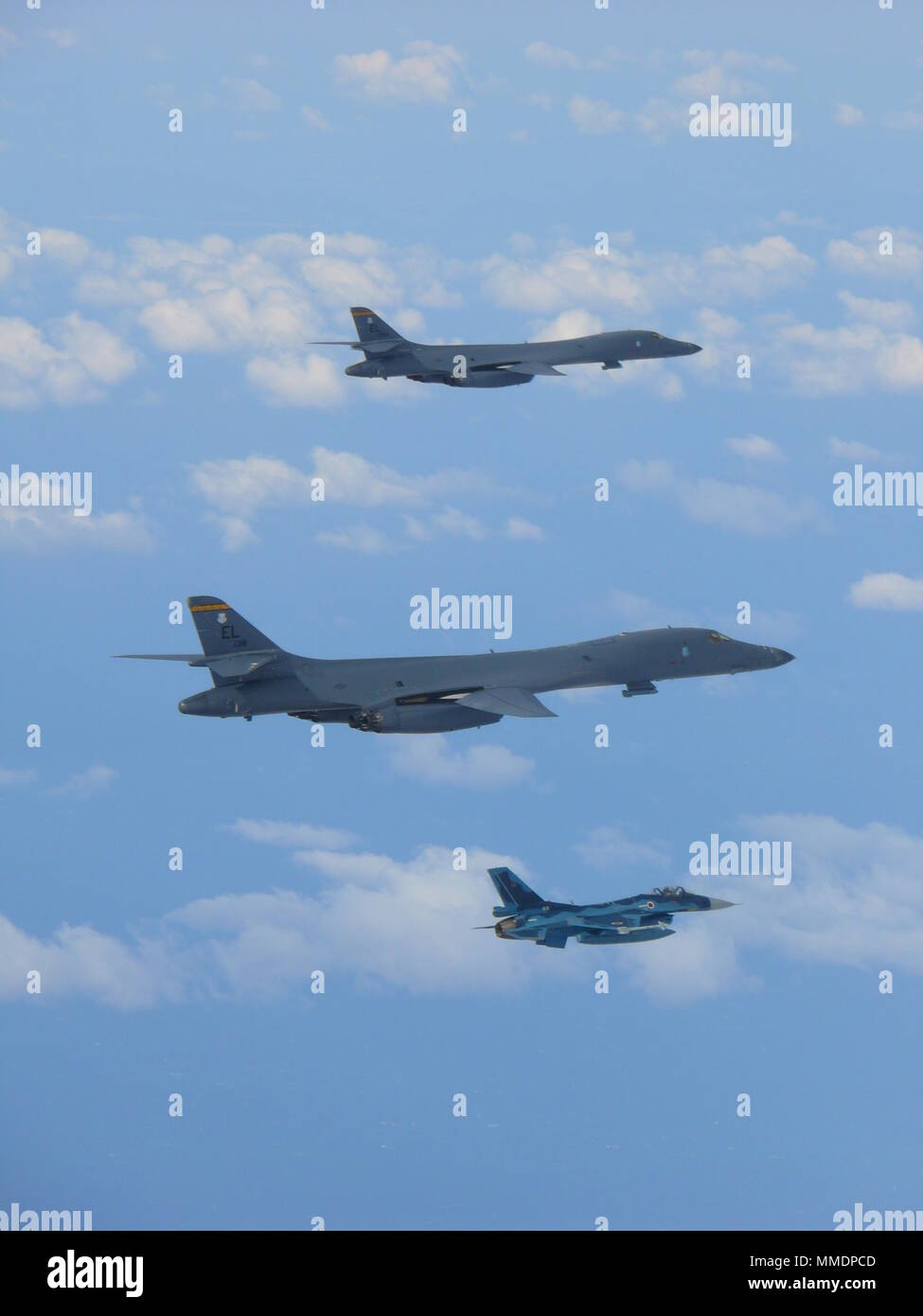 Due Stati Uniti Air Force B-1B Lancer bombardieri assegnati per la XXXVII Bomba Expeditionary Squadron, distribuito da Ellsworth AFB, South Dakota, volare al fianco di un Koku Jieitai (Giappone Aria forza di autodifesa) F-2s oltre la vicinanza del Mare cinese orientale, Ottobre 21, 2017. Dopo il volo con Koku Jieitai Lancieri ha continuato a partecipare a un cavalcavia per il 2017 Seul Aerospace & Defence Exhibition (Seoul ADEX 17) all aeroporto di Seul, Repubblica di Corea. (Foto cortesia di Koku Jieitai [Giappone Aria forza di autodifesa]) Foto Stock