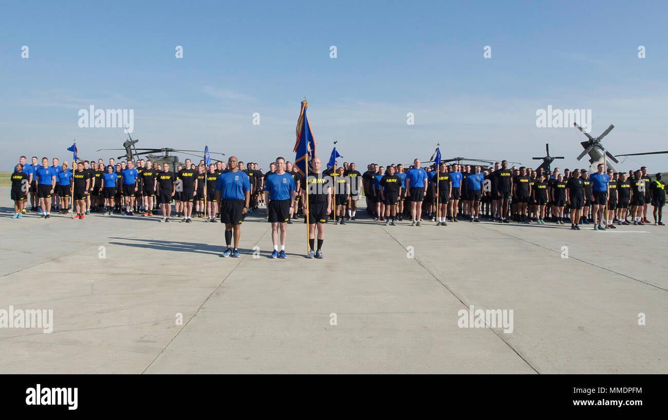 Soldati con 2-10 elicottero d'assalto battaglione, "Task force Knighthawk", decimo combattere la Brigata Aerea conduce una formazione in tutto il mondo girare a Mihail Kogalniceanu Air Base, 20 ott. 2017. L'intento a livello mondiale per la corsa è stata per commemorare un unico tempo mentre il decimo cabina è di servire attraverso quattro fusi orari, su tre continenti con otto paesi che favorisce la esprit de corps tra il decimo soldati della cabina e le famiglie distribuite in tutto il mondo. (U.S. Esercito foto di Sgt. Justin Geiger) Foto Stock